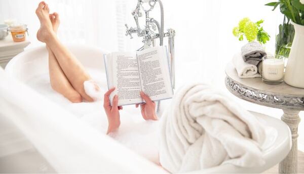 Relaxace ve vaně s knížkou