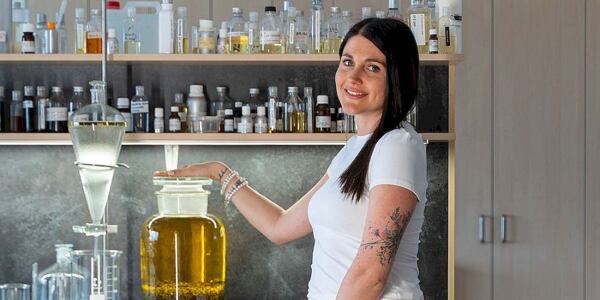 Vývojárka kozmetiky Manufaktura v laboratóriu s ingredienciami a laboratórnym vybavením.