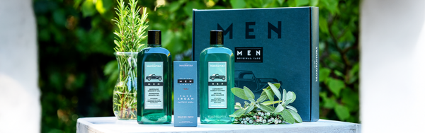 Pánske darčekové sady Manufaktura s toaletnými vodami, dezodorantmi a sprchovacími gélmi v modrom balení na svetlom pozadí.