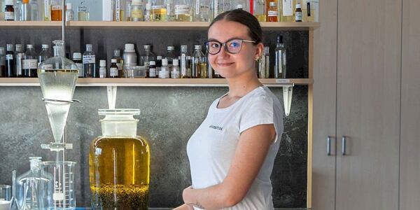 Vývojářka kosmetiky Manufaktura v laboratoři s ingrediencemi a laboratorním vybavením.