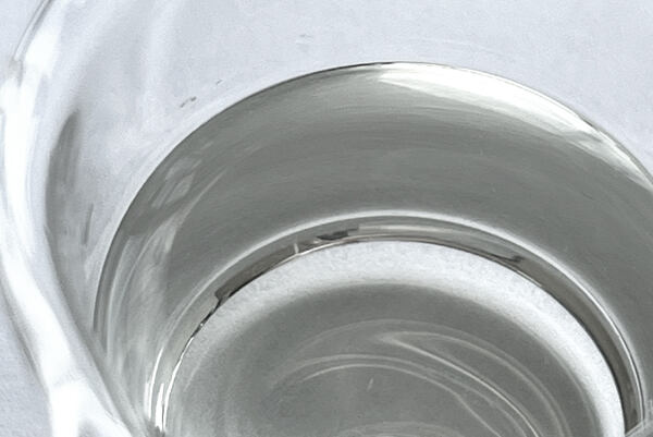 Číra aktívna látka Redensyl® v sklenenej nádobe.