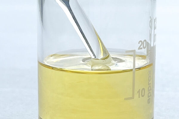 Žltkavý rastlinný extrakt z pupočníka ázijského v sklenenej laboratórnej nádobe.