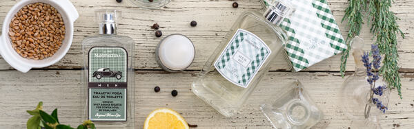 Pánske toaletné vody s bylinkami, citrusmi a retro estetikou na svetlom dreve.