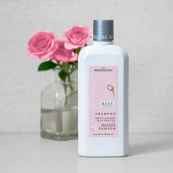 Biela fľaša s ružovým štítkom šampónu na vlasy