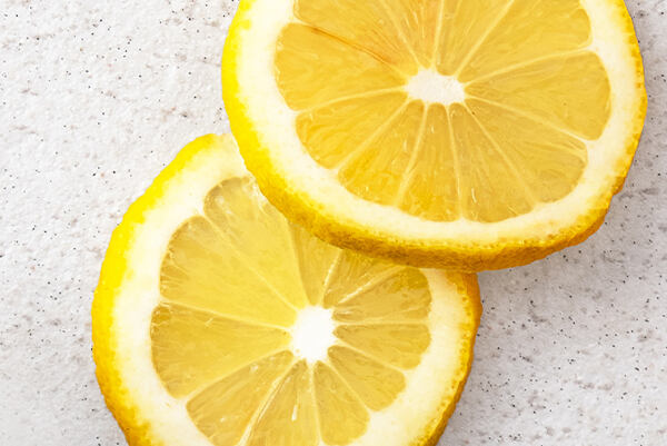 Dve plátky citróna – zdroj vitamínu C, ktorý podporuje svieži a žiarivý vzhľad pleti.