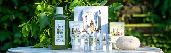 Kozmetické produkty Manufaktura z kolekcie Praha s motívmi pražských pamiatok, lipovými listami a darčekovým balením.