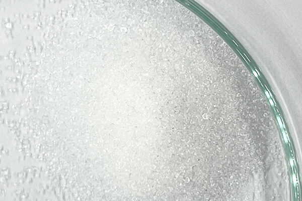 Detail minerálnej látky - kamenca vo forme kryštalického prášku.