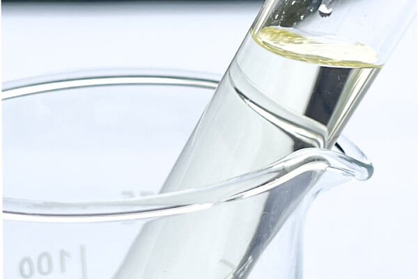 Sklenená pipeta s pupalkovým olejom v laboratórnej nádobe.