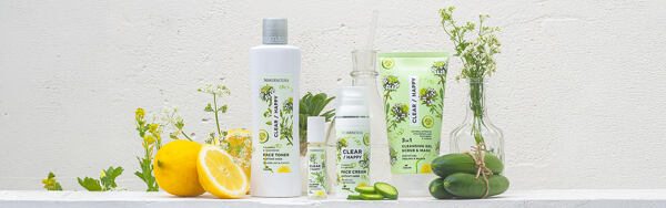 Kozmetické produkty Manufaktura Clear & Happy s citrónmi, uhorkami a kvetmi na svetlom podklade.