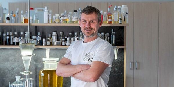 Vývojár kozmetiky Manufaktura v laboratóriu s ingredienciami a laboratórnym vybavením.