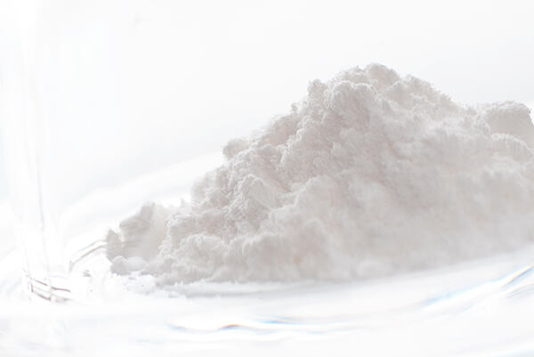 Biely prášok kyseliny hyalurónovej na skle.