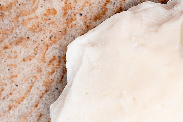 Detail kakaového masla na prírodnej podložke.