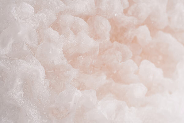 Hrubozrnná ružovo biela soľ z Mŕtveho mora na použitie v kozmetike.