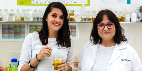 Vývojárky kozmetiky Manufaktura v laboratóriu s ingredienciami a laboratórnym vybavením.