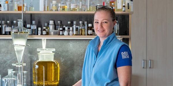 Vývojárka kozmetiky Manufaktura v laboratóriu s ingredienciami a laboratórnym vybavením.