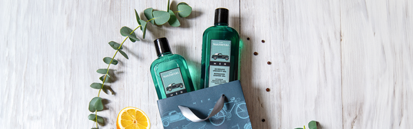 Kosmetická sada pro muže Manufaktura s produkty MEN Bicycle a MEN Original včetně dárkové tašky na světlém pozadí.