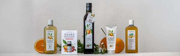 Produkty kolekcie Grep a Pomaranč značky Manufaktura s citrusovými motívmi, doplnené čerstvými plodmi a zeleňou.