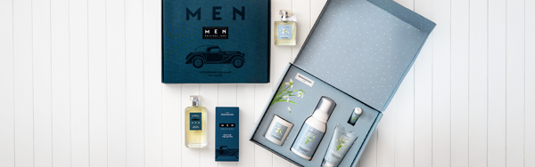 Darčekové balenie kozmetiky Manufaktura s botanickými motívmi lúčnych bylín na svetlom pozadí.