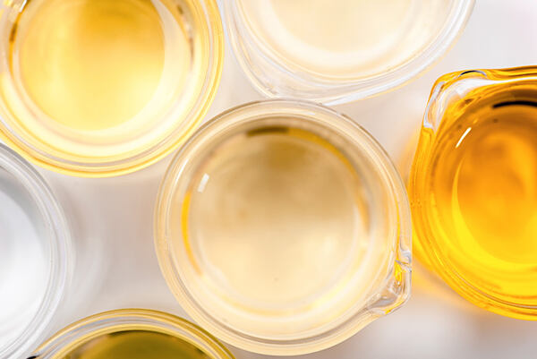 Kadičky so vzorkami prírodných olejov v laboratóriu.