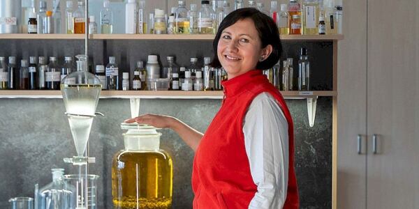 Vývojárka kozmetiky Manufaktura v laboratóriu s ingredienciami a laboratórnym vybavením.