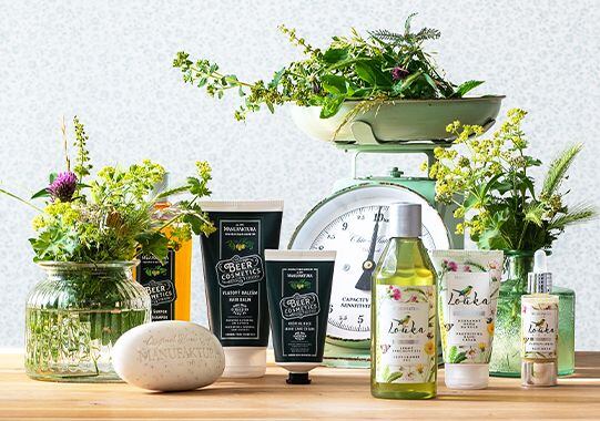 Produkty Manufaktura s bylinkami a retro váhou ako symbol tradície.