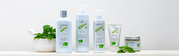 Produkty z kolekcie Medovka značky Manufaktura vystavené s čerstvou medovkou na bielom pozadí.