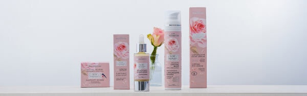 Hydratačné produkty Manufaktura – pleťový elixír, liftingové sérum a maska s ružovými krabičkami a kvetom ruže.