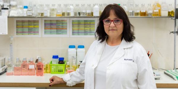 Vývojárka kozmetiky Manufaktura v laboratóriu s ingredienciami a laboratórnym vybavením.