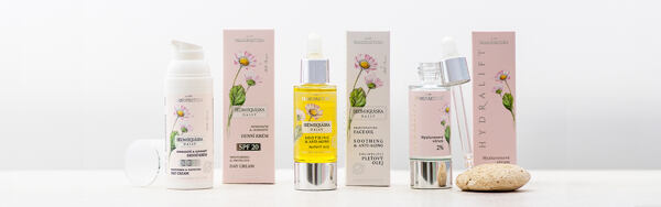 Krém, olej a sérum s jemným kvetinovým designom.