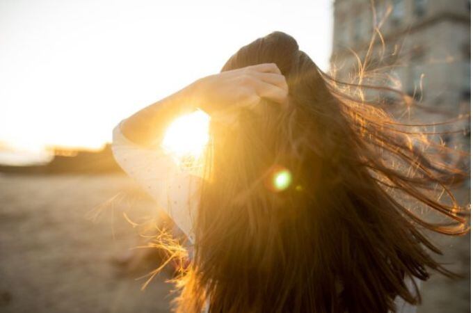 Anti-aging vlasová starostlivosť: Doprajte svojim vlasom mladistvý vzhľad v každom veku