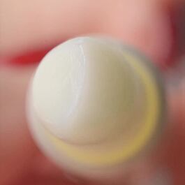 Ošetrujúci balzam na pery SEDMOKRÁSKA